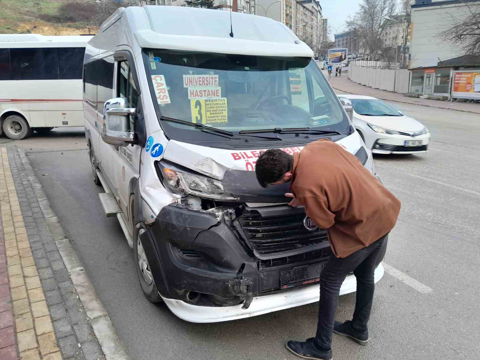 Bilecik’te minibüs ve midibüsün çarpışmasıyla bir kişi yaralandı