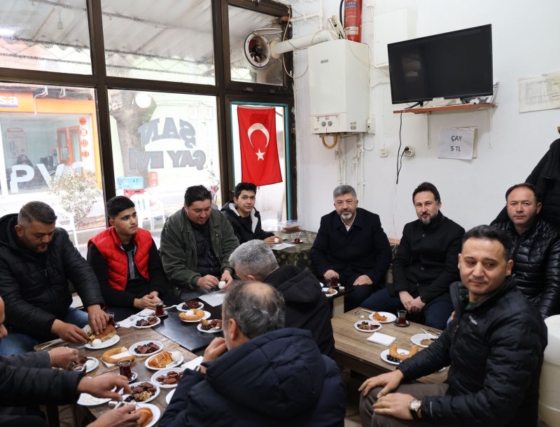 Gediz’de esnaflarla çay-kahve eşliğinde yapılan keyifli sohbetler devam ediyor