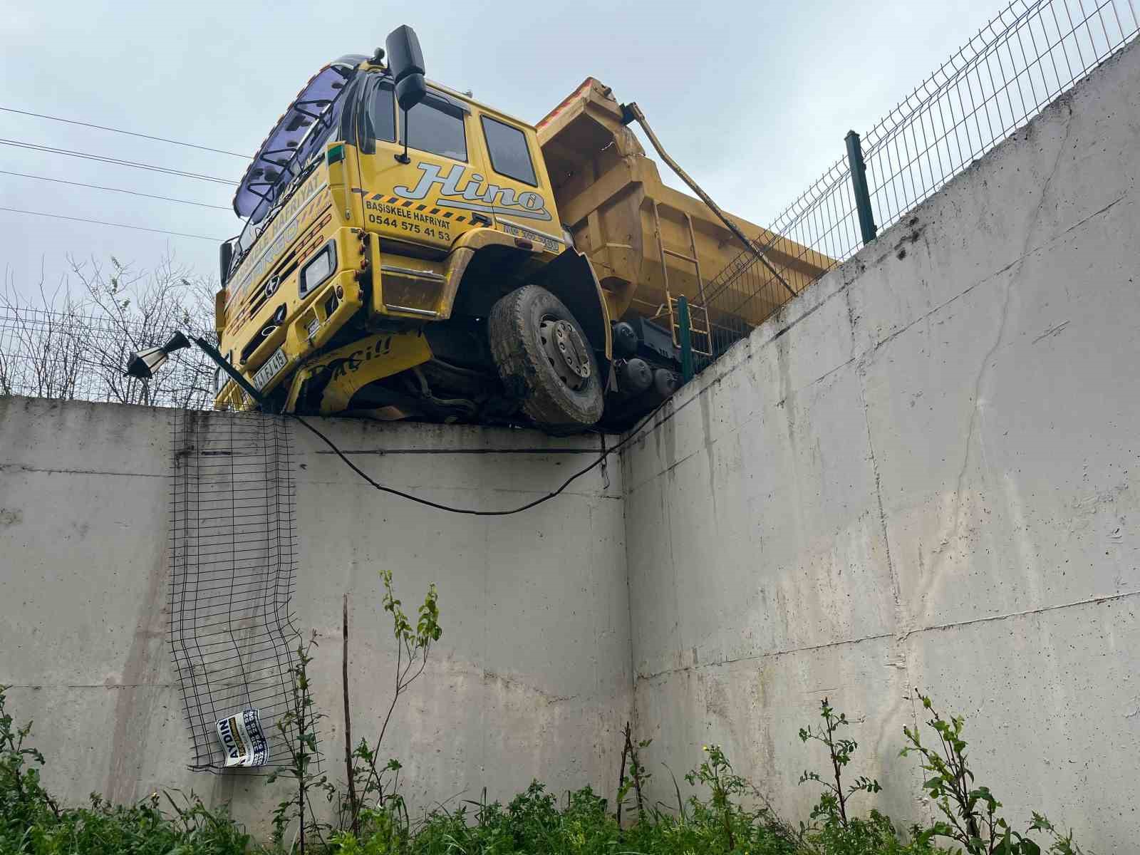 Hafriyat kamyonu, istinat duvarında sıkışıp kaldı