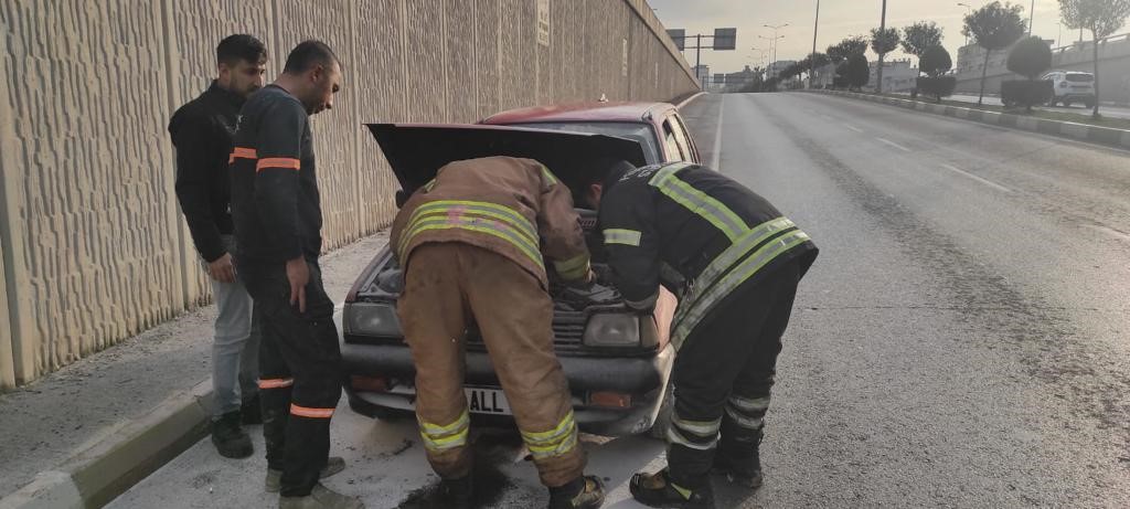 İskenderun’da hızla büyümeden önce araç yangını kontrol altına alındı