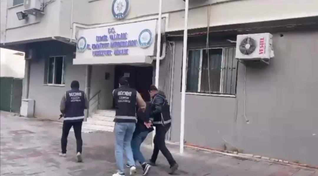 Kayıp İnterpol aranan kişi İzmir’de tutuklandı: Kazakistan vatandaşı şüpheli yakalandı