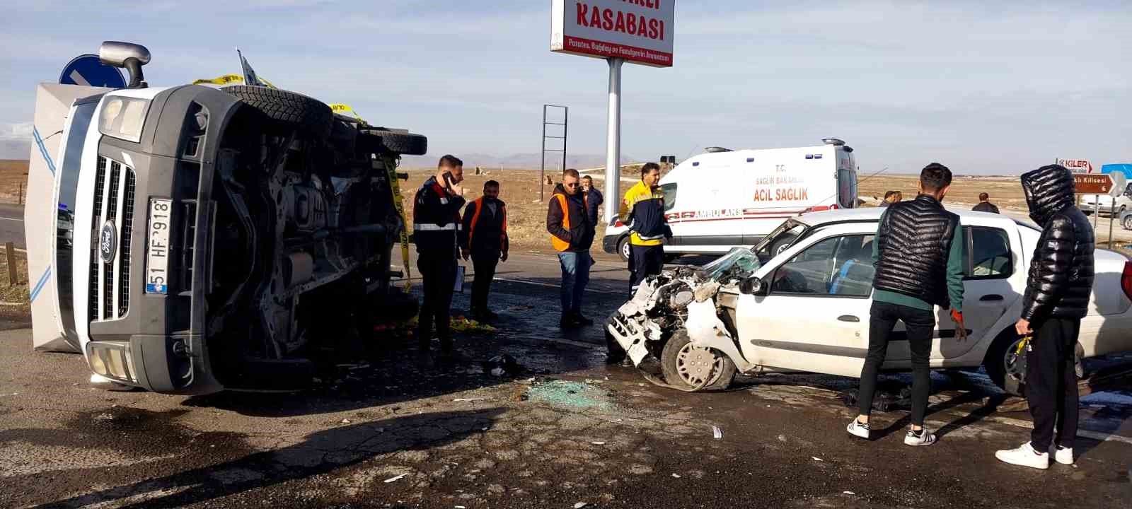 Niğde’de kamyonet ile otomobil çarpıştı: 1 ölü, 5 yaralı