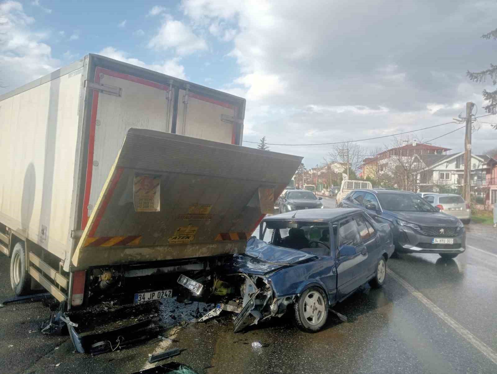 Kamyonet ile çarpışan Tofaş araç tamamen ezilerek bir kişi yaraladı.