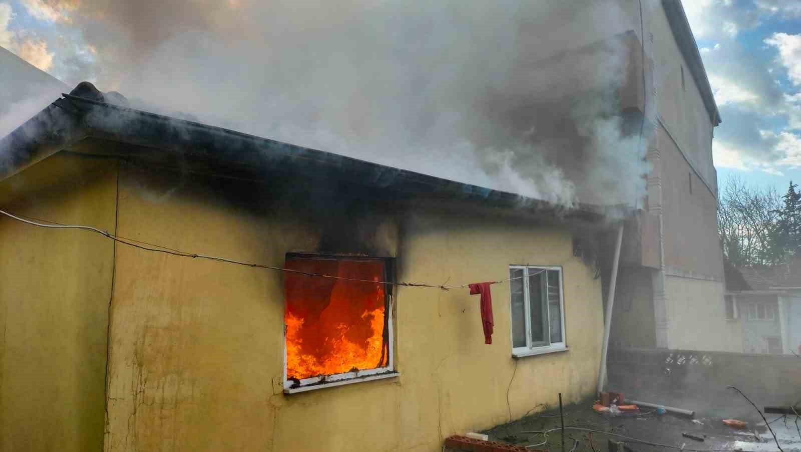 Sakarya’da yangın, iki katlı bir eve zarar verdi