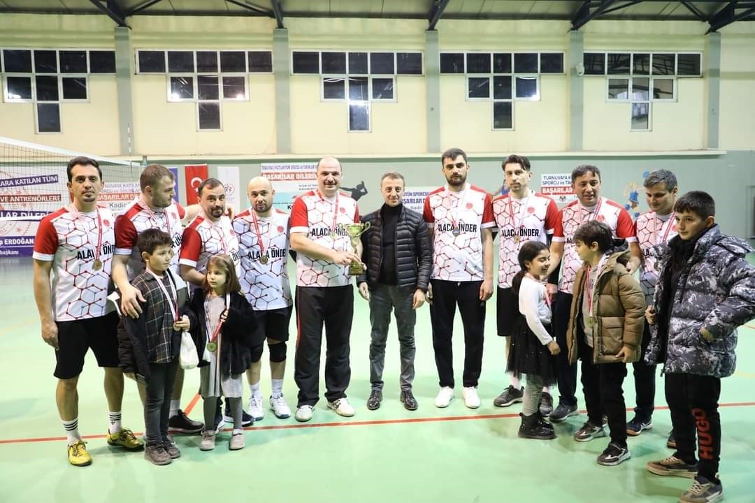 Alaca Önder, voleybol turnuvasında şampiyonluk kupasını kaldıran isim oldu
