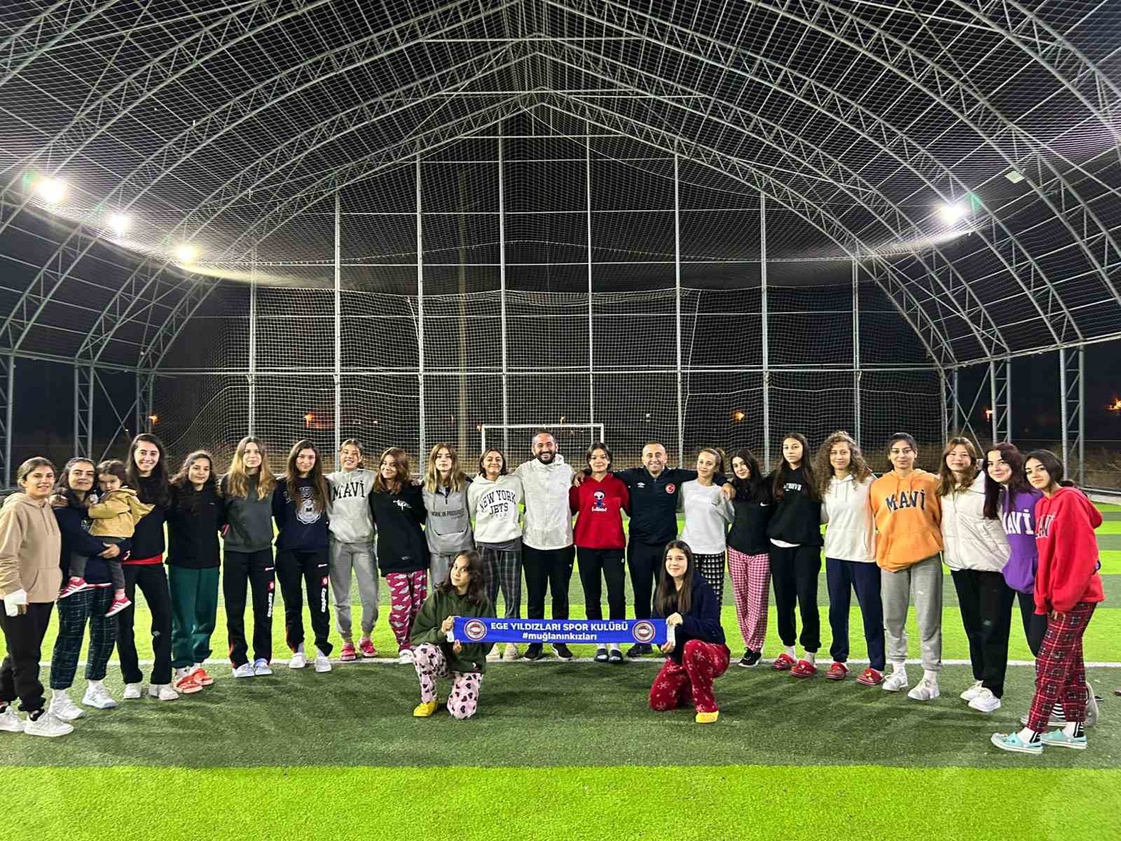 Muğla’daki U16 kız hokey takımı, ilk karşılaşmasında zafer elde etti