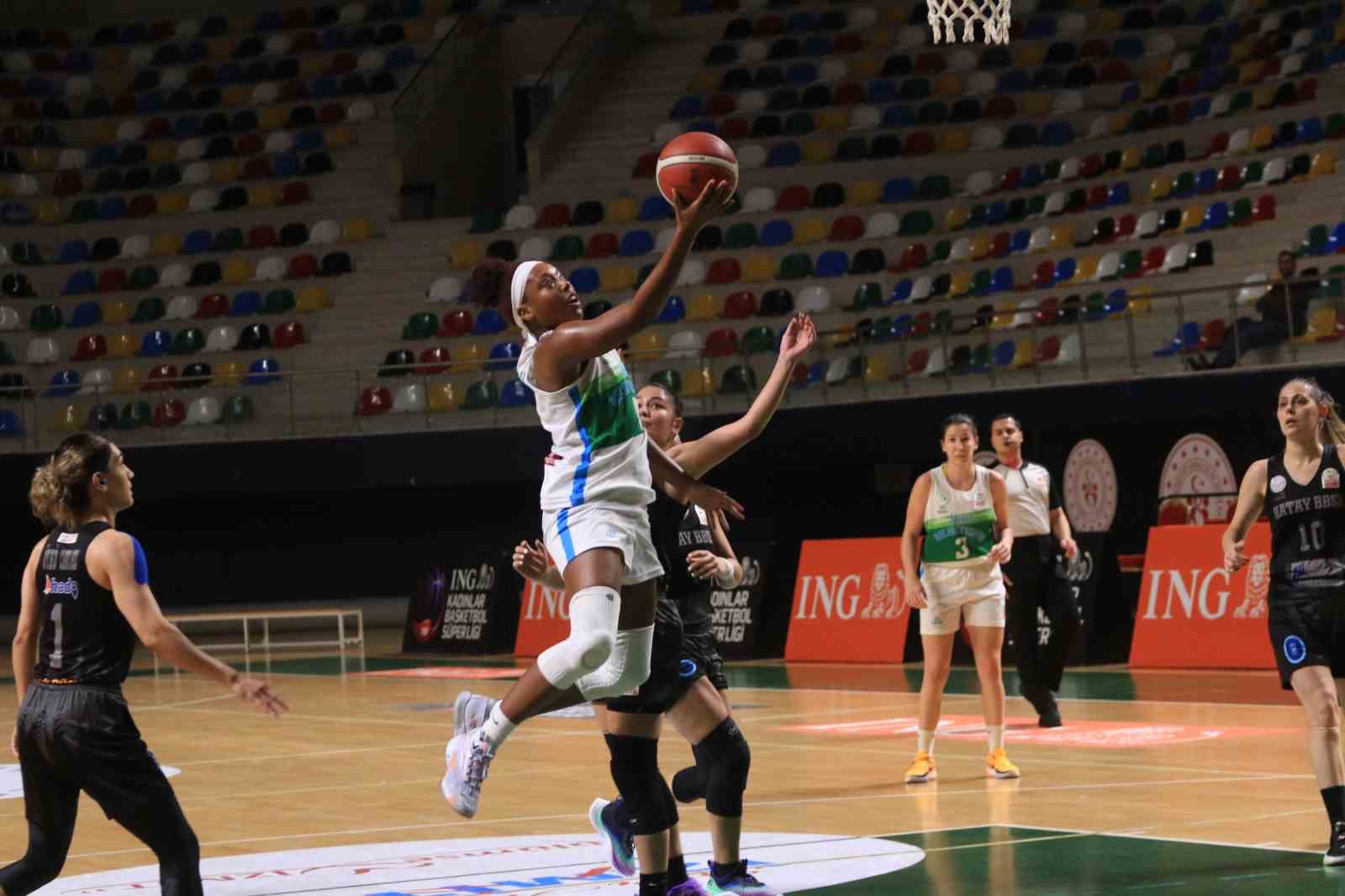 İzmit Belediyespor Kadınlar Basketbol Süper Ligi’nde Hatay BŞB’yı 131-87 mağlup ediyor