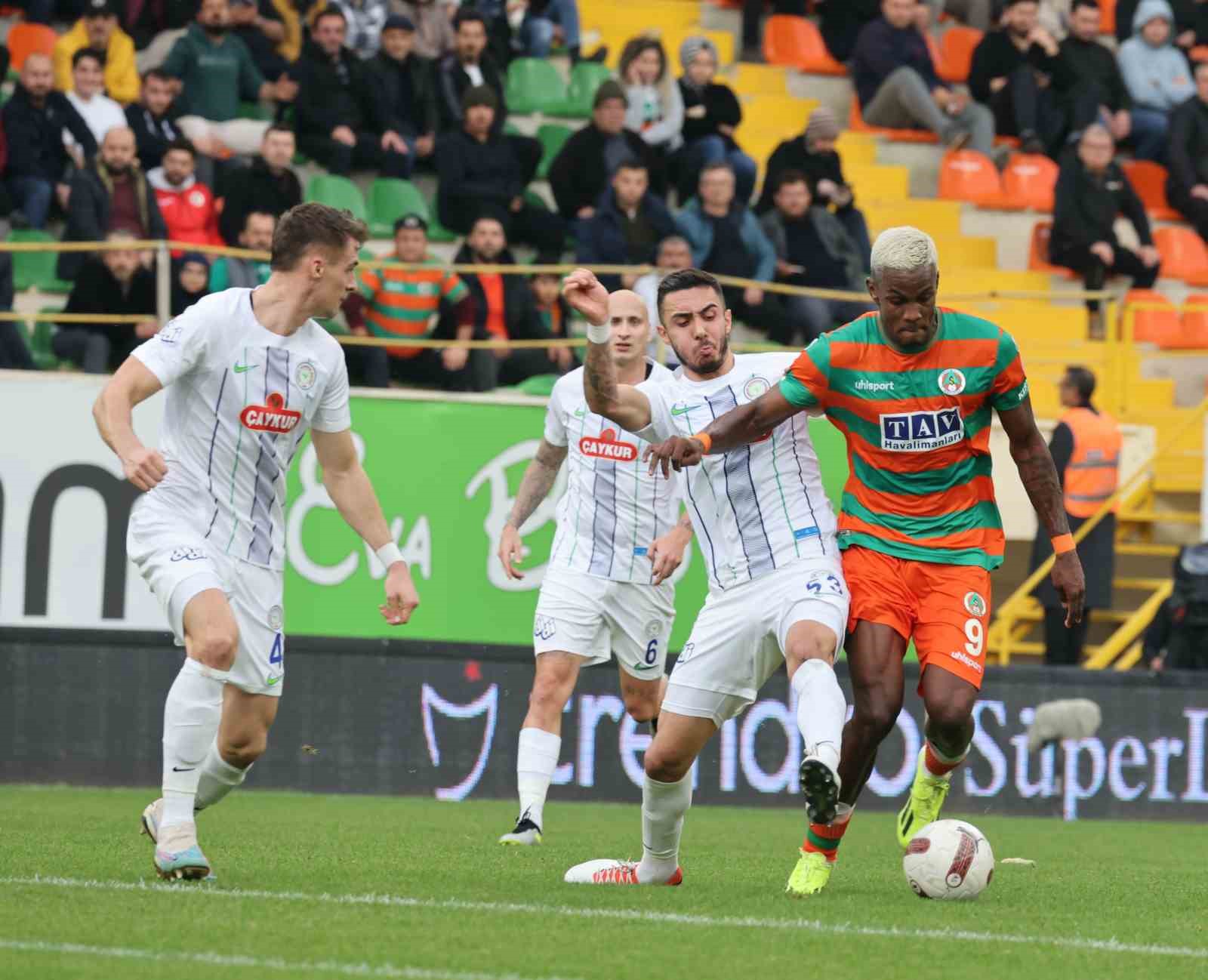 Alanyaspor ile Rizespor Arasında Trendyol Süper Lig Maçında İlk Yarı Beraberlik