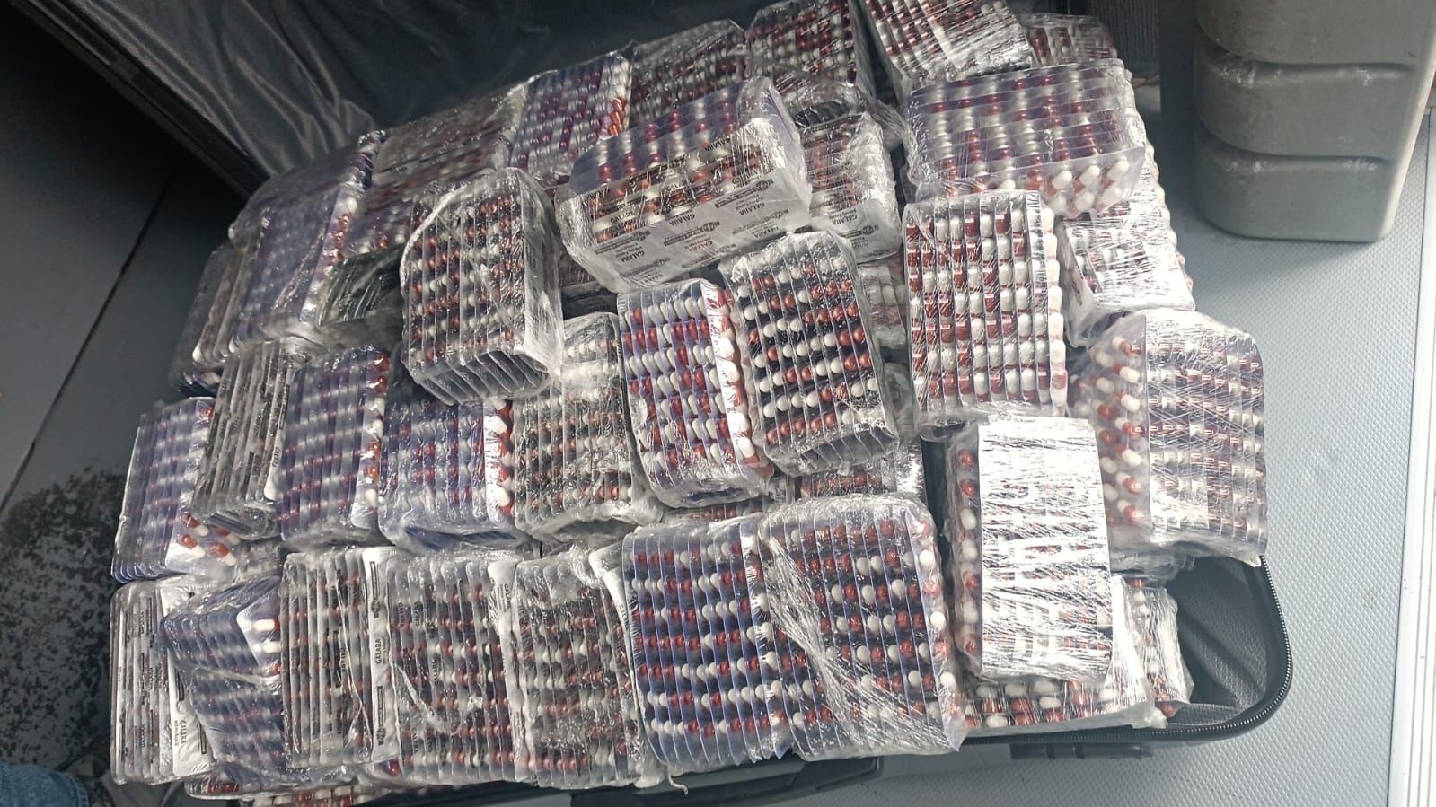 Samsun’da yolcu otobüsündeki valizlerde 34 bin 650 adet sentetik ecza ele geçirildi: 3 gözaltı