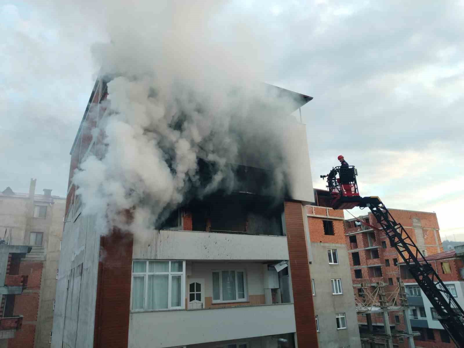 Trabzon’da bir apartman dairesinde çıkan yangın paniğe neden oldu