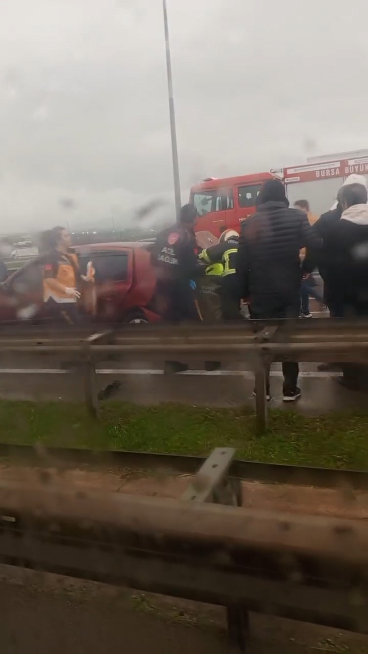 Yağışlı havada kontrolden çıkan kamyon zincirleme kaza yol açtı: 4 kişi yaralandı