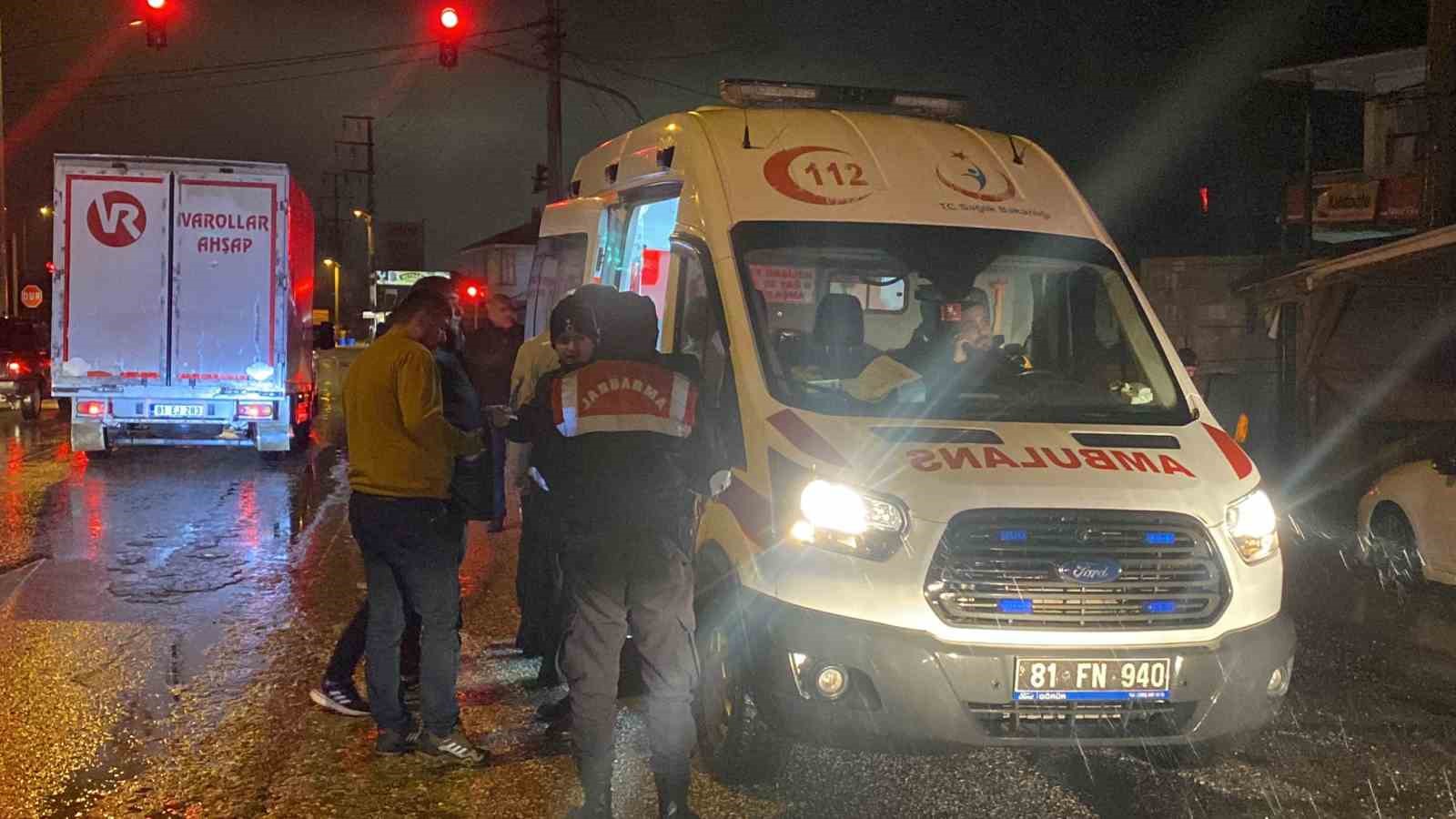 Servis minibüsü ile otomobil çarpıştı: İki kişi hafif yaralandı