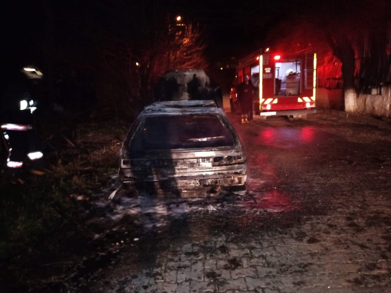 Park edilmiş araç ateşe verildi, korkunç yangın