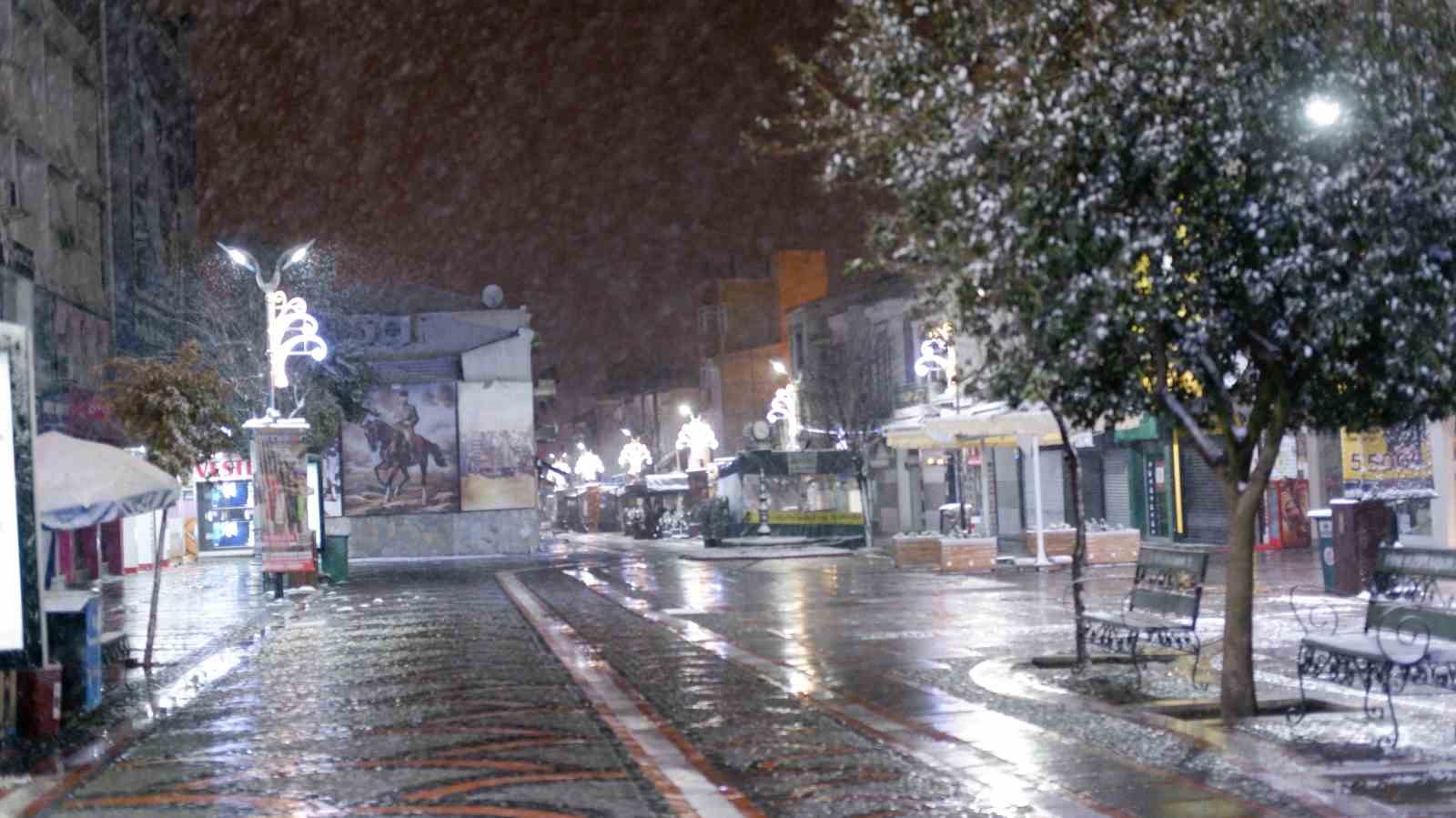 Edirne’de halk, kar yağışıyla sevindi!