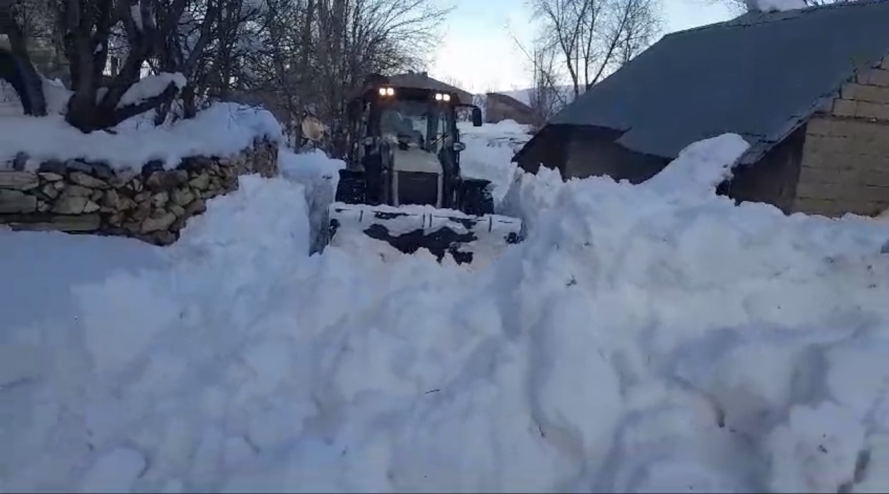 Yüksekova’da karla mücadele faaliyetleri hız kesmeden devam ediyor