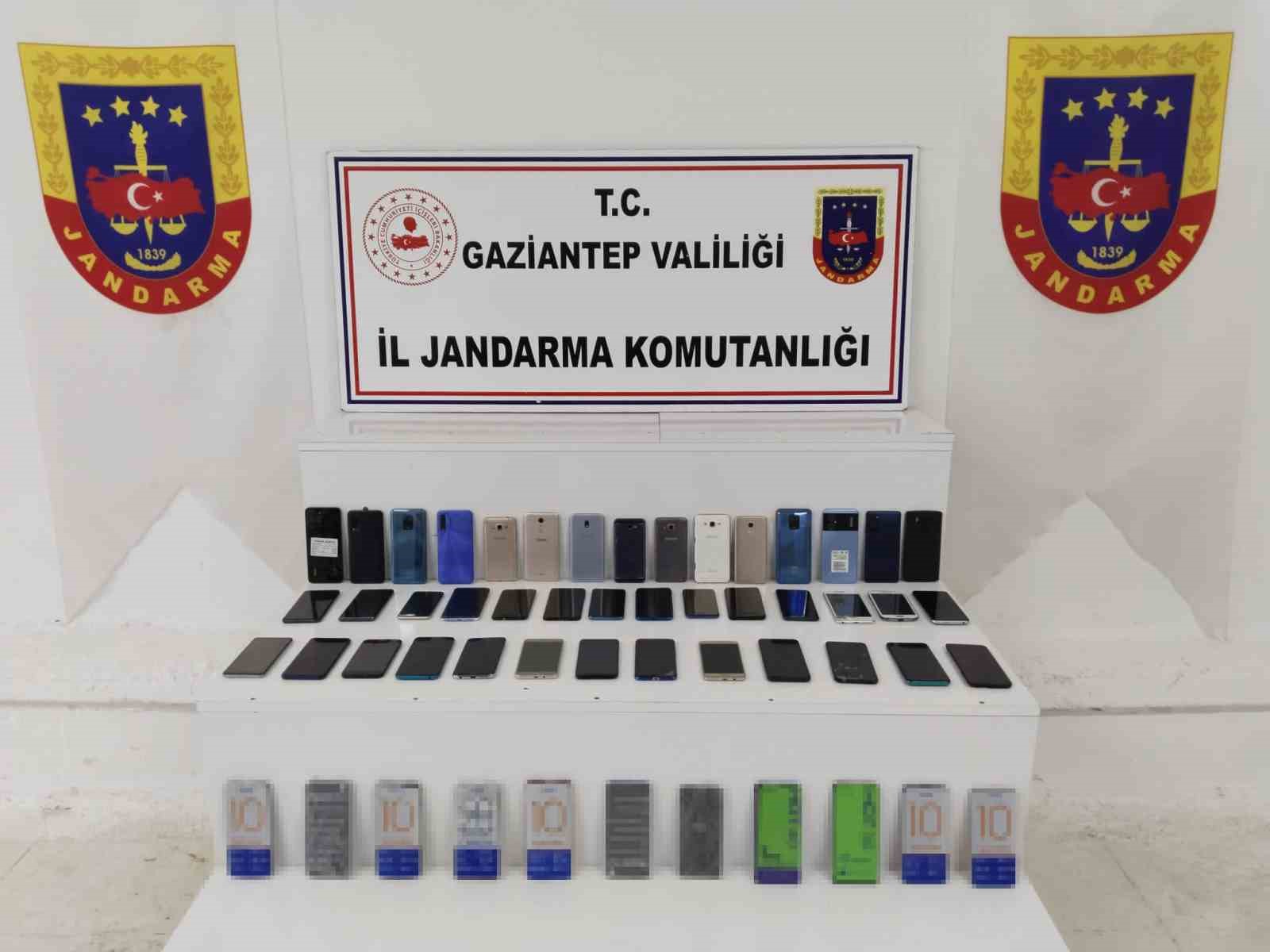 Gaziantep’te Kaçak Yollarla Getirilen 1 Milyon Liralık Telefonlar İhbar Üzerine Ele Geçirildi