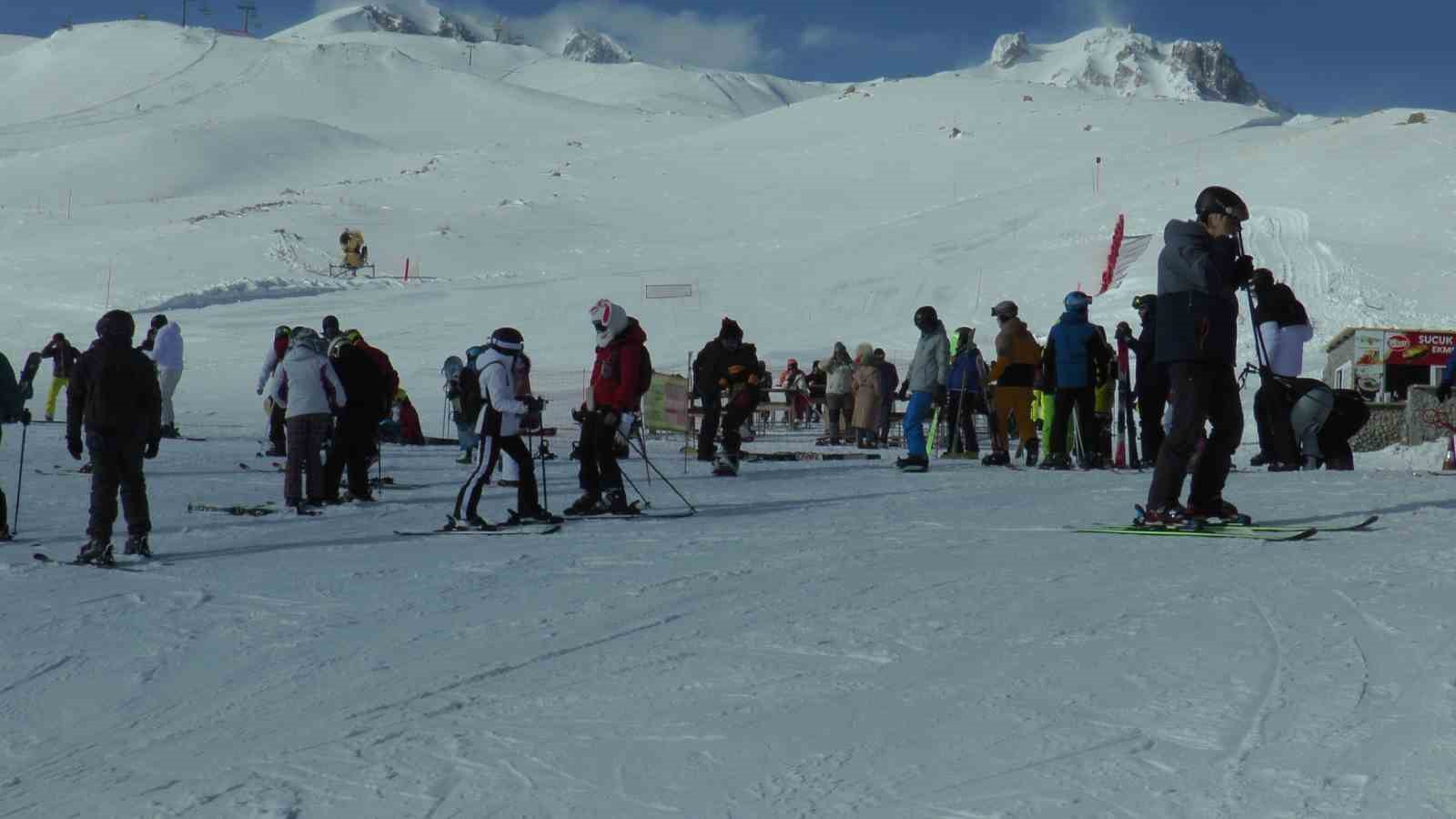 Sömestir tatilini avantaja çeviren kayak tutkunları Erciyes Dağı’nı hınca hınç doldurdu