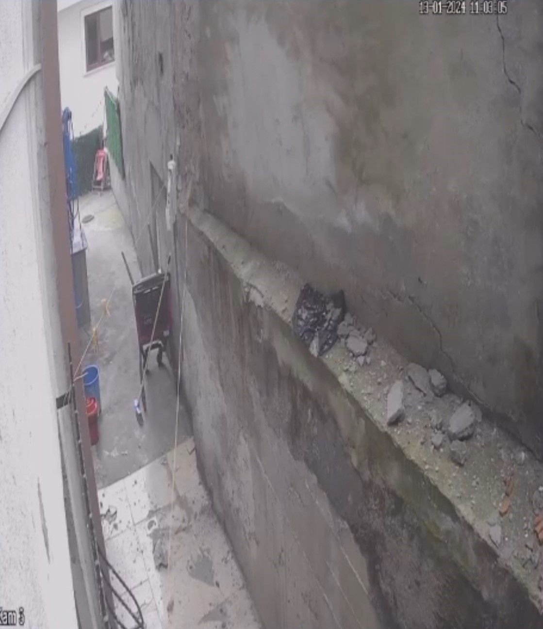 Korkunç anlar! İstanbul’da, bir kepçenin çarptığı duvar yerle bir oldu ve o anlar kameralara yansıdı!