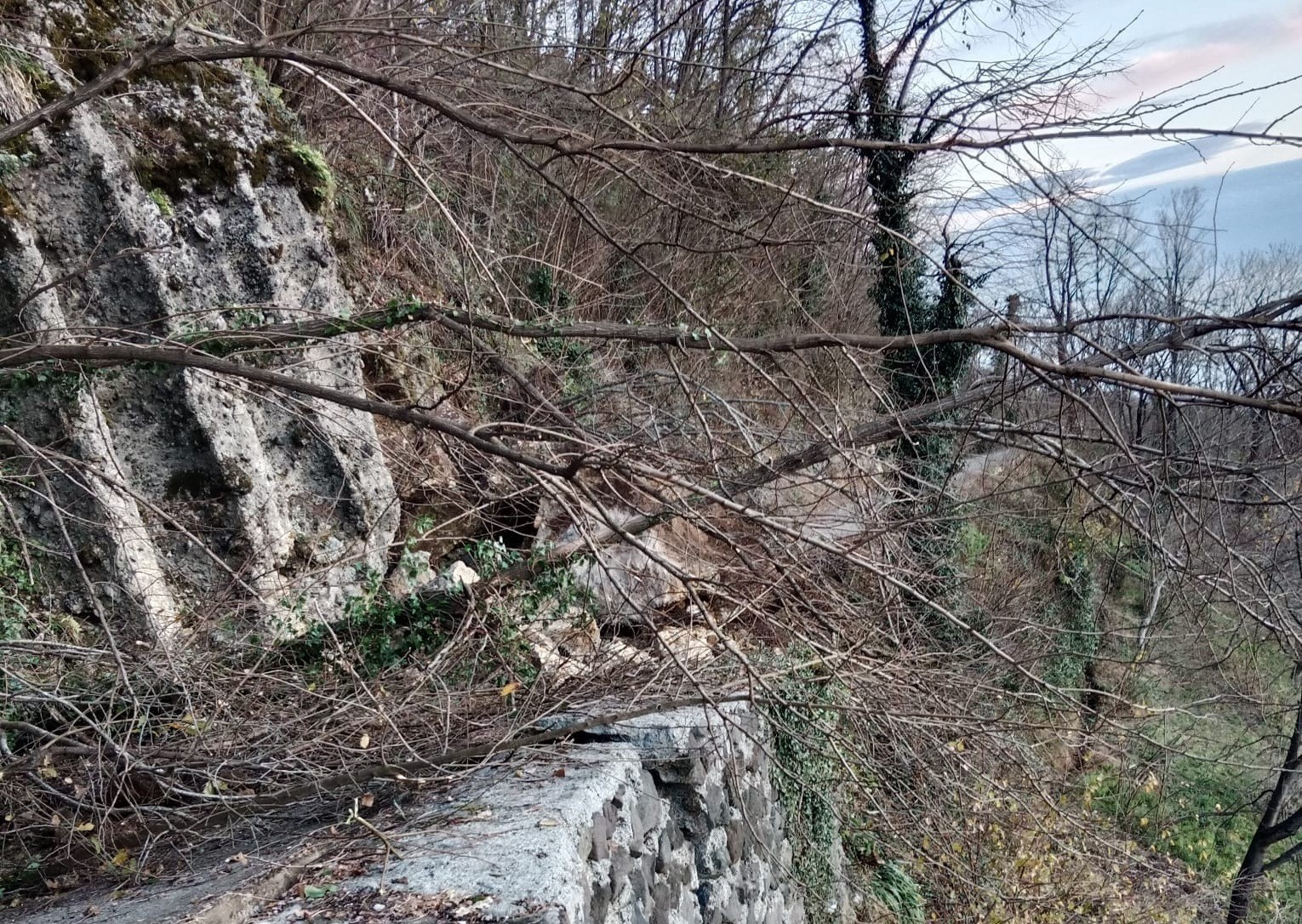 Toprak kayması nedeniyle kapanan yolda düşen kayalar ulaşımı engelledi
