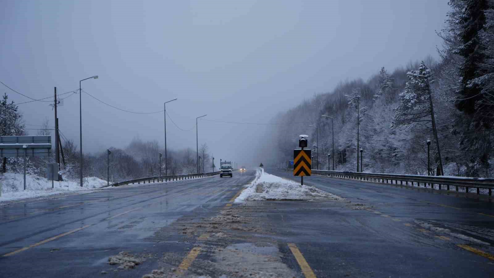 Bolu Dağı’nda hafif kar yağışı devam ediyor, sürücülere dikkatli olmaları uyarısı yapıldı