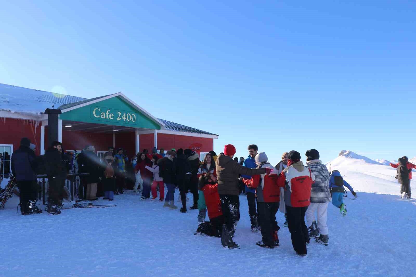 Ergan Kayak Merkezi, sömestr tatili dolayısıyla yoğun ilgi görüyor.