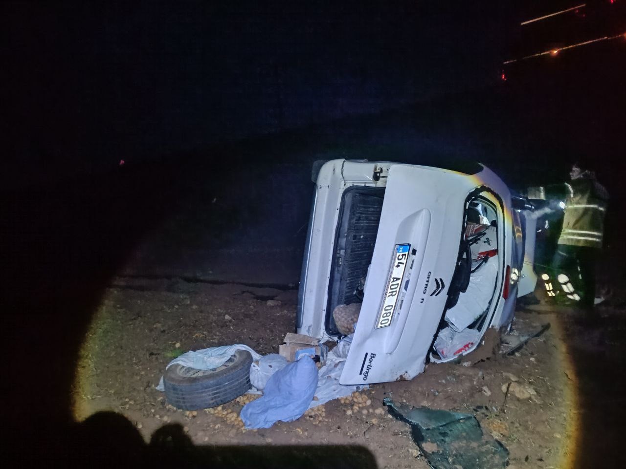 Türkiye’nin bir ilinde hafif ticari bir araç şarampole devrildi, 6 kişi yaralandı.