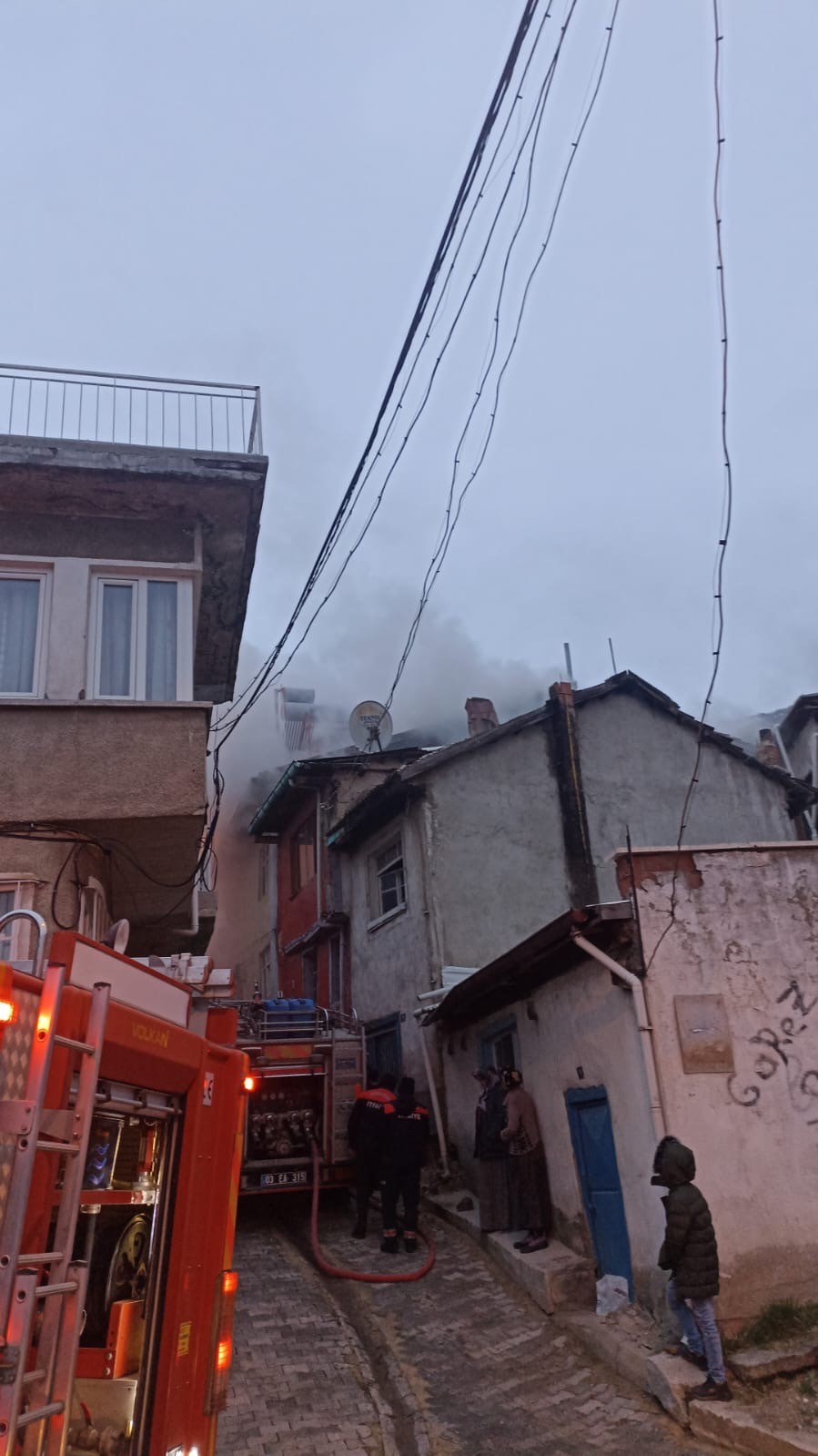 Afyonkarahisar’ın merkezinde bulunan iki katlı bir binanın çatısında yangın çıktı.