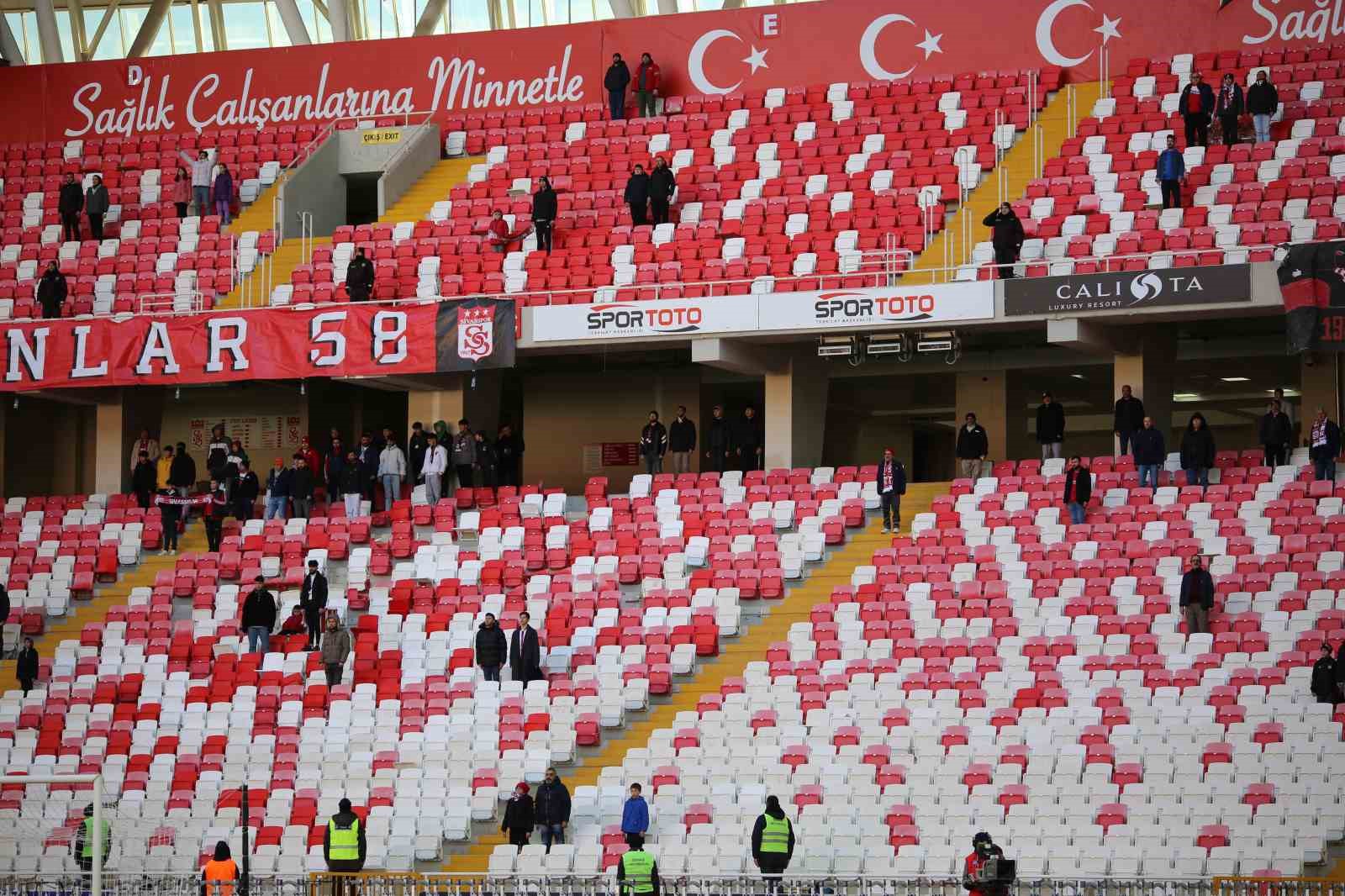 Sivasspor’un taraftarları, takımlarının yanında olma konusunda eksik kalıyor