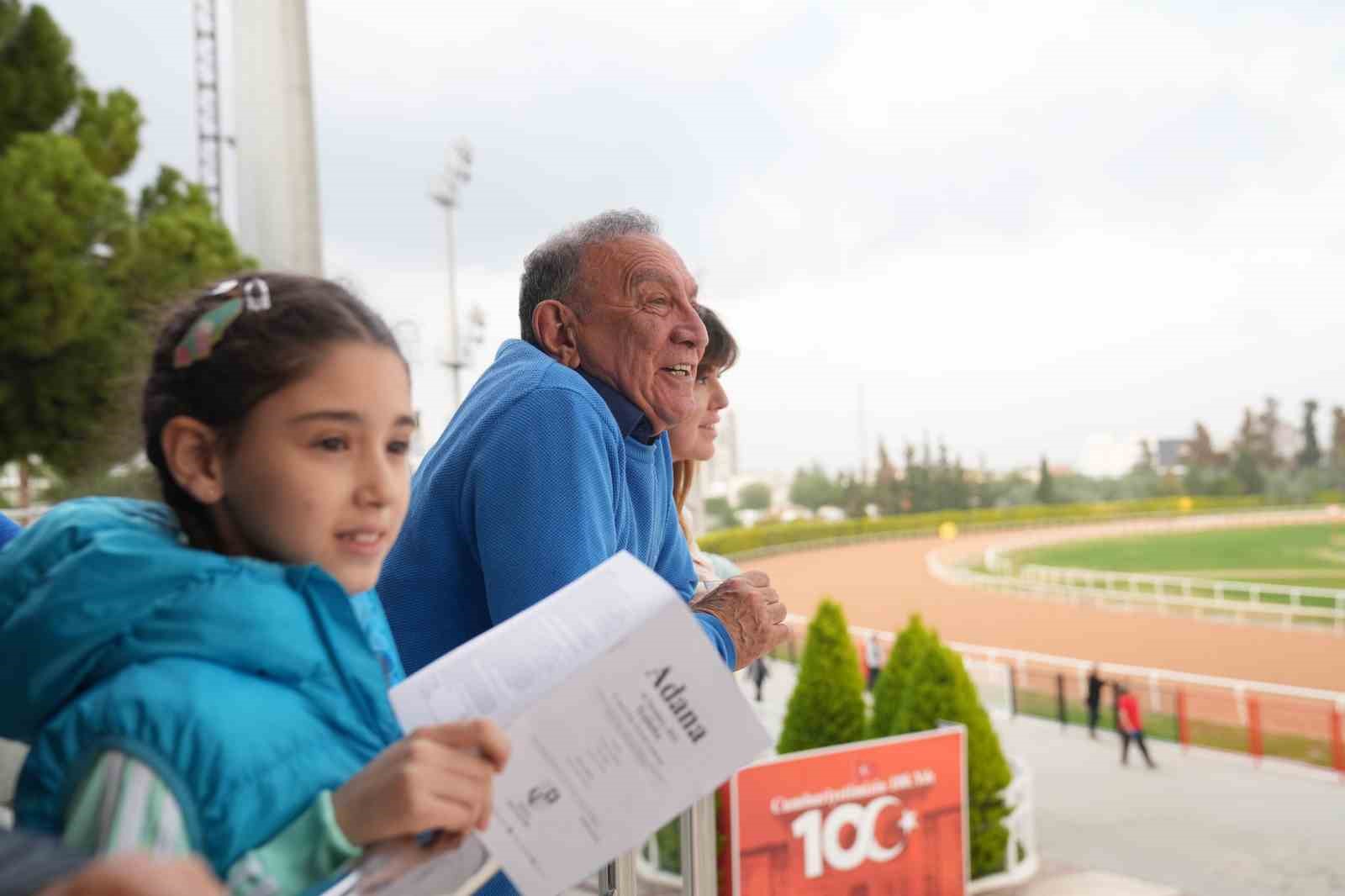 Seyhan ilçesinde gerçekleşen at yarışında Seyhan Belediye Başkanlığı görsel şölen sunuyor