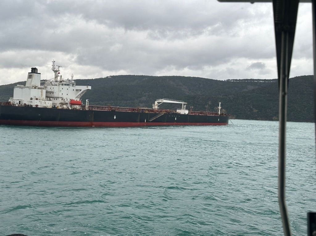 Liberya bayraklı Peria isimli yakıt tankeri İstanbul Boğazı geçişi sırasında arızalandı. Boğaz çift yönlü trafiğe kapatıldı. Yakıt tankeri, Kıyı Emniyeti Genel Müdürlüğü römorkörleri eşliğinde güvenli alana çekiliyor.