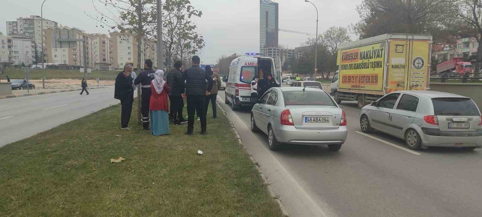 Gaziantep’te meydana gelen kazada araç takla attı, 4 kişi yaralandı
