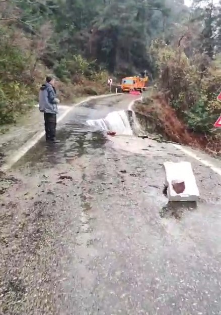 Kastamonu’da yaşanan heyelan nedeniyle iki ilçenin yol bağlantısı kesildi