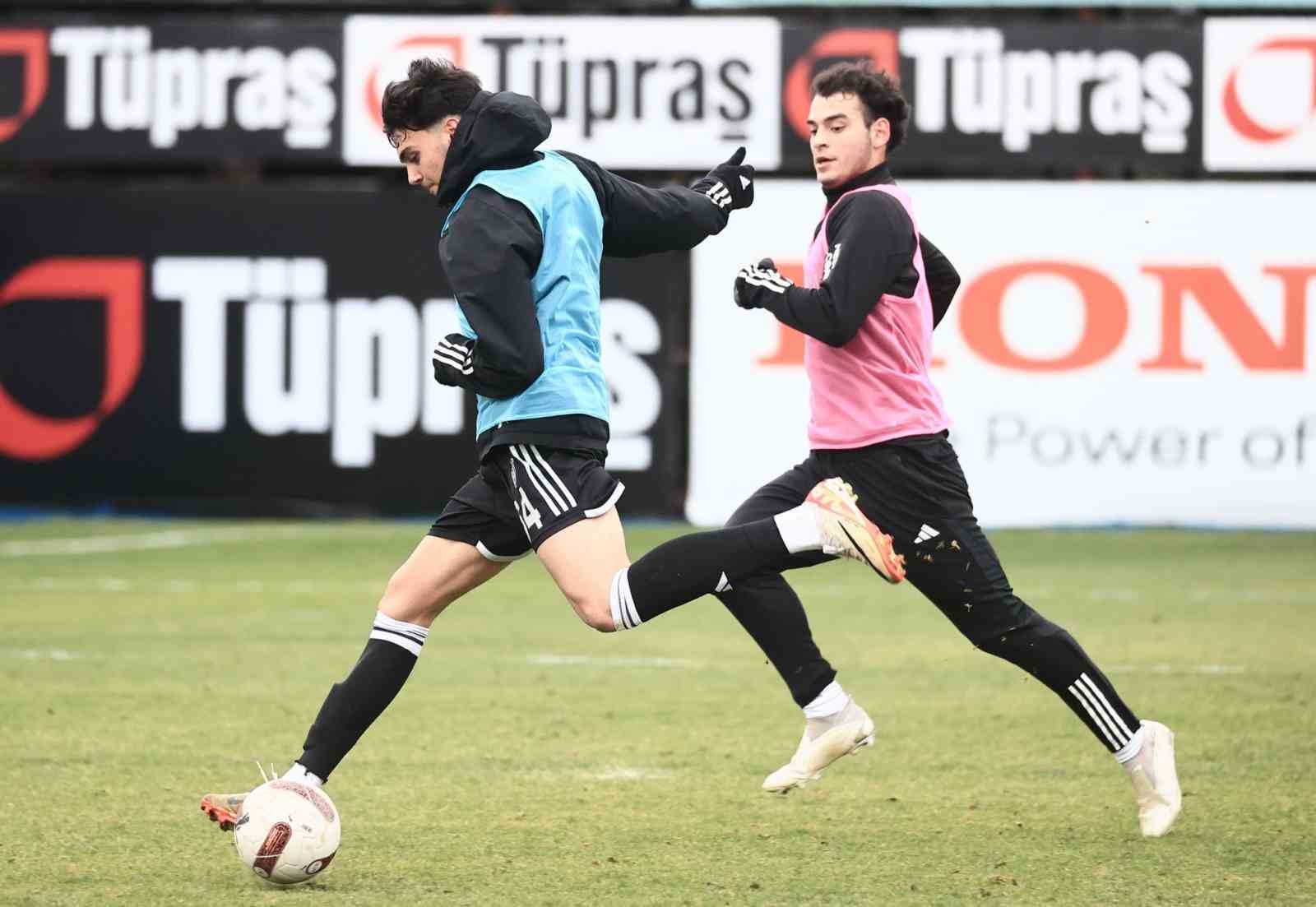 Beşiktaş, Adana Demirspor ile oynayacağı maç öncesi antrenmanlara başladı
