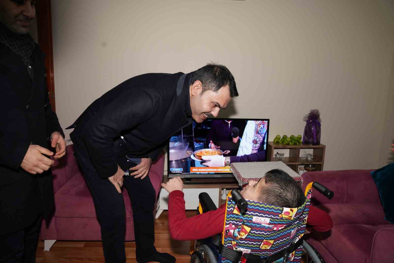 İstanbul Büyükşehir Belediye Başkan Adayı Kurum, engelli bir çocuğu ziyaret etti
