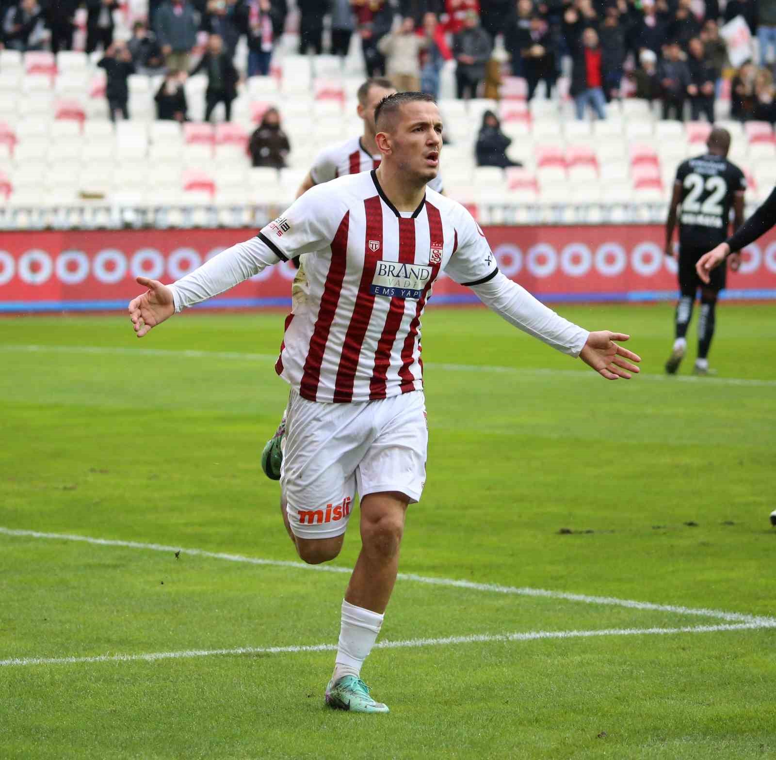 Sivassporlu Rey Manaj’ın gol sayısı 14’e çıktı, başarı grafiği keskin bir şekilde yükseliyor
