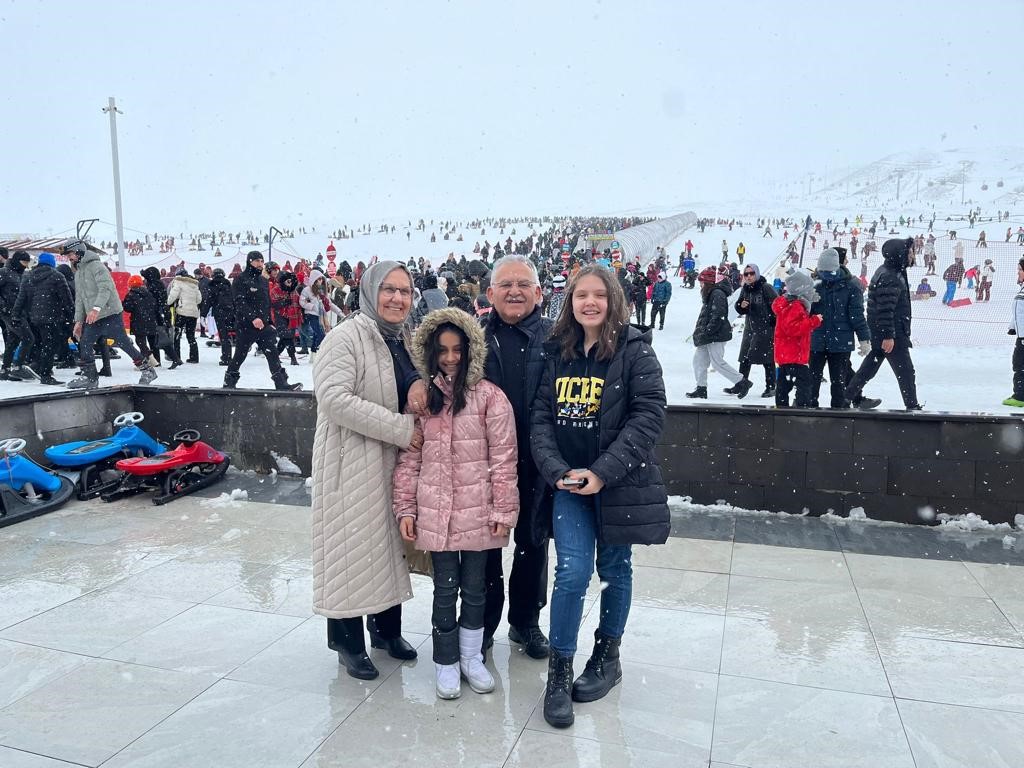 Büyükşehir Belediye Başkanı Büyükkılıç, Erciyes Kayak Merkezi’nde kayak severlerle buluştu