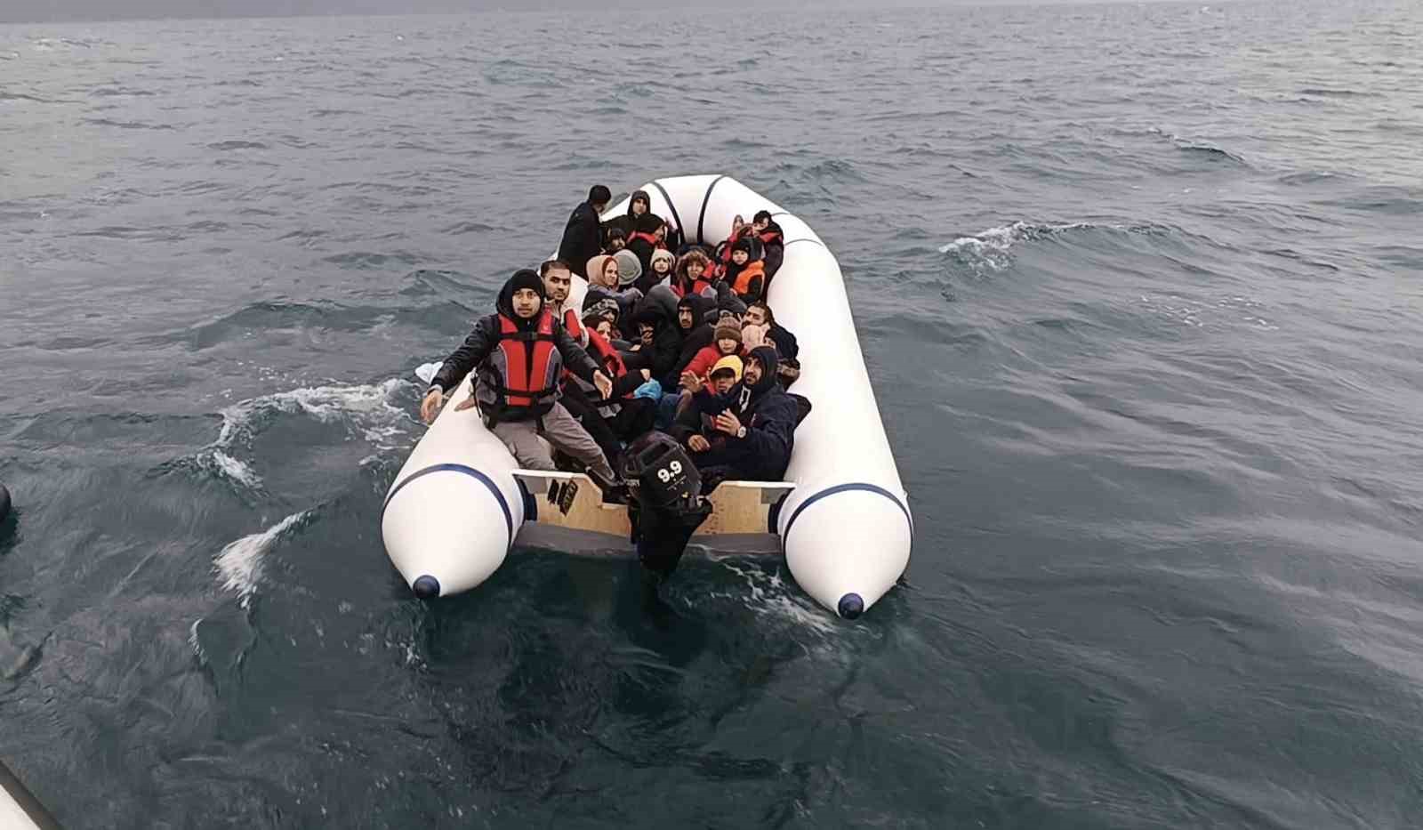 Ayvacık sahilinde Sahil Güvenlik ekipleri tarafından 28 düzensiz göçmen kurtarıldı.