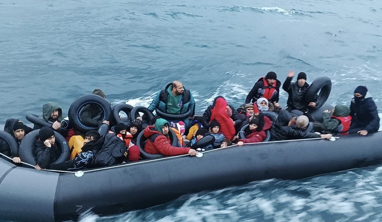 Ayvacık açıklarında 33 kişi kaçak göçmen olarak yakalandı!