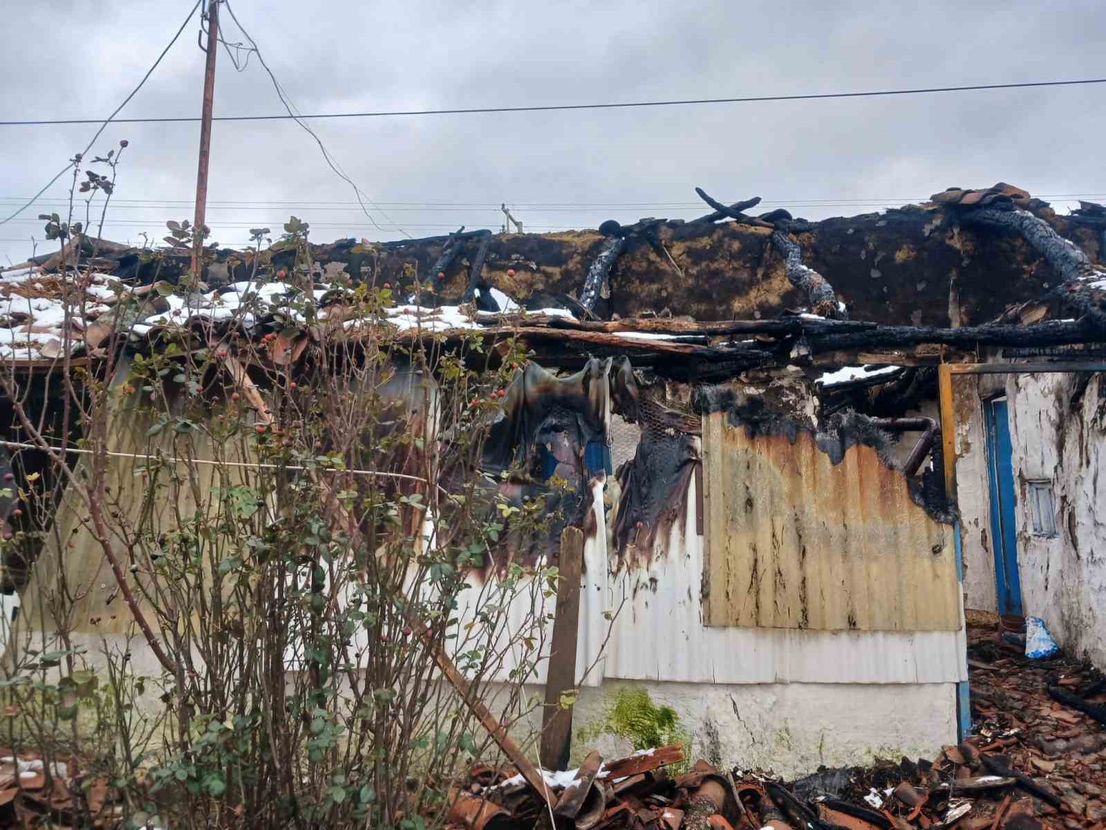 Hayrabolu’da tek katlı ev yangını çıktı.