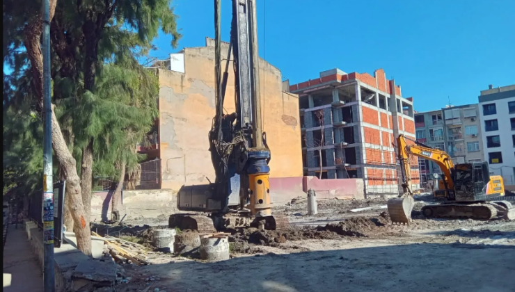 Karşıyaka’da Korku Dolu Gece: Okulun Yıkımı Komşu Binayı Vurdu, Onlarca Aile Sokakta Kaldı